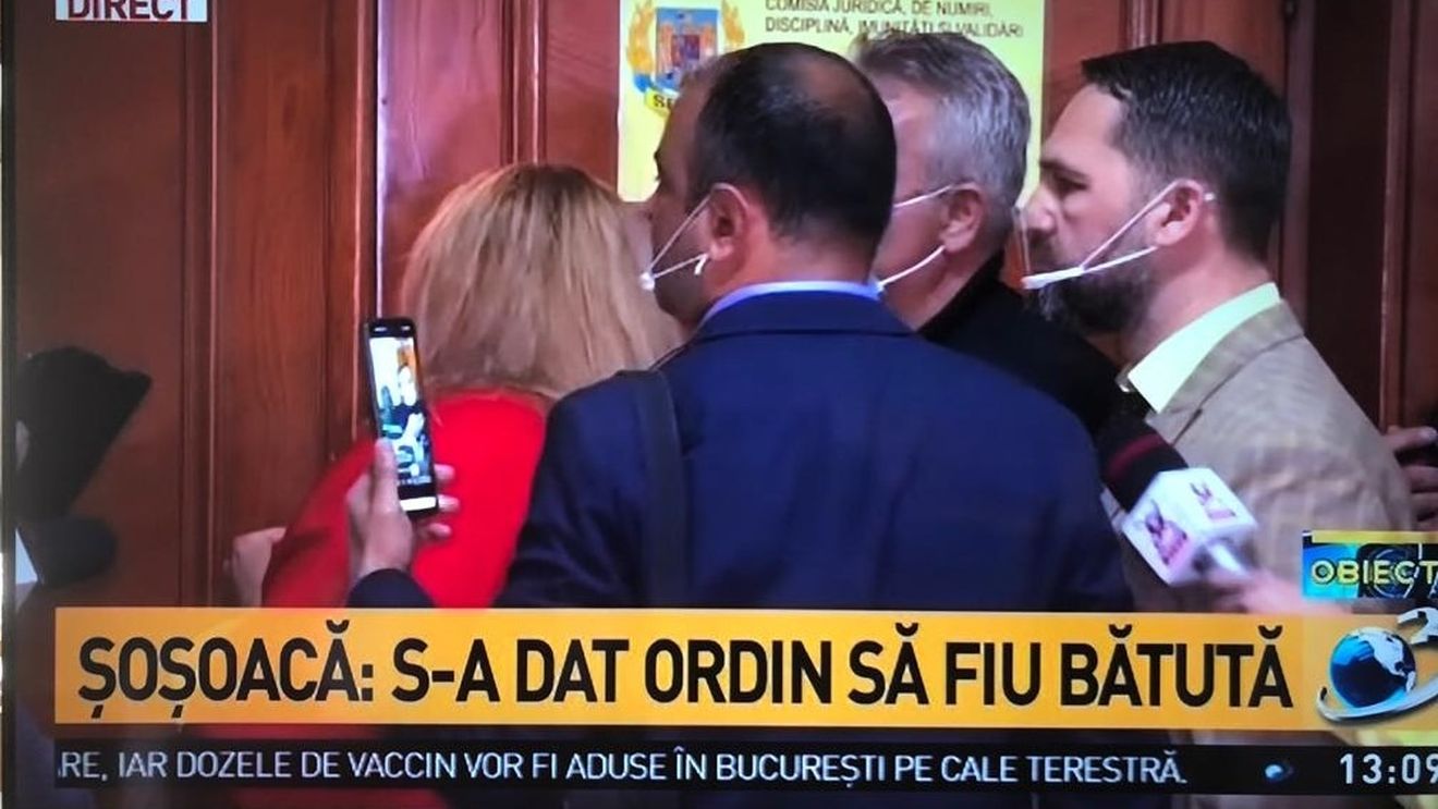 Comisia Juridică a Senatului i-a interzis accesul Dianei Șoșoacă pentru că refuză să poarte mască. Senatoarea forțează ușa cu piciorul și face scandal: Mi-a strivit picioru'