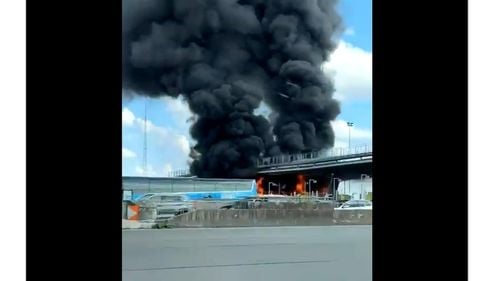 Două autobuze în flăcări după ciocniri între fanii echipelor Lyon şi PSG / Sâmbătă se joacă finala Cupei Franței