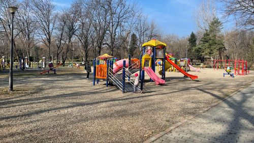 Primăria Iași a plătit 30.000 de lei pentru un leagăn, 10.000 de lei pentru o groapă de nisip și 8.000 de lei pentru un balansoar - 7Iasi.ro