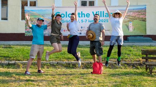 FOTO Satul colorat cu suflet: 30 de case zugrăvite în trei zile la Grădinari. Pentru prima dată, voluntarii au renovat și o primărie