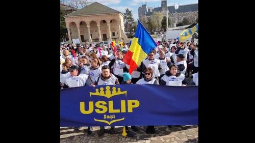 Iaşi: 300 de sindicalişti din învăţământ au protestat în faţa Prefecturii, cerând salarii mai mari