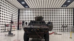 VIDEO&FOTO Cum testează turcii de la Otokar vehiculele blindate Cobra II 4×4, care vor fi livrate în acest an României / Cușcă imensă Faraday, pantă cu înclinație de 60%, sistem care solicită articulațiile