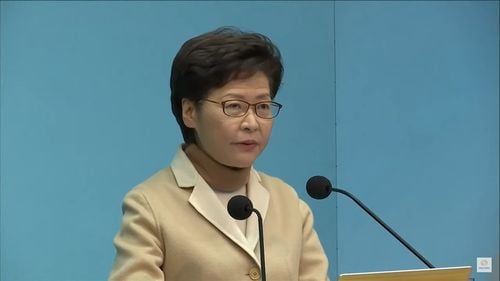 Autoritățile din Hong Kong au trimis în judecată pentru incitare la rebeliune doi foști jurnaliști după o razie a poliției împotriva unei organizații media pro-democrație