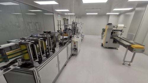 Cum a ajuns un român necunoscut din Hong Kong să tranzacționeze zeci de milioane de măști plecând de la o comandă mică: Am riscat tot. Am angajat mercenari înarmați să păzească transportul