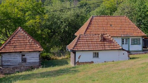 Sat recondiționat în județul Bihor de un grup de străini: În Zece Hotare trăiesc un francez, un olandez, un spaniol, un german şi un maghiar