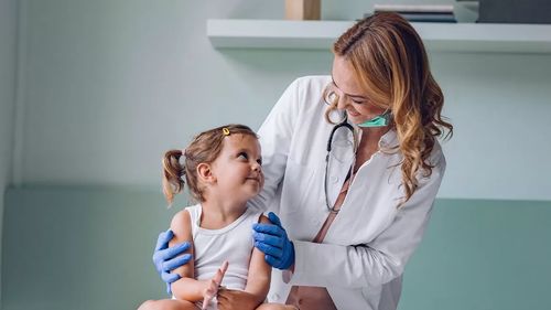 Indiferent de vârstă, sănătatea ramane o prioritate.  De sărbători, medicii buni de la MedLife sunt alături de tine