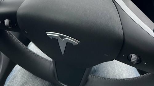 SUA deschide o anchetă asupra a 2,6 milioane de vehicule Tesla, din cauza funcţiei de conducere la distanţă