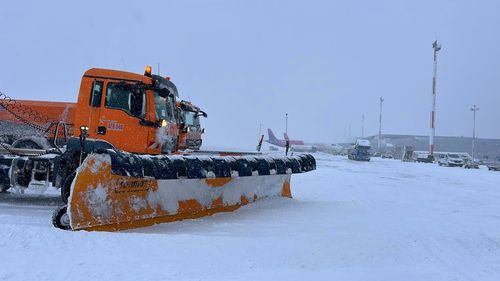 Orarul de zbor de pe Aeroportul Internaţional Iaşi, afectat de vremea nefavorabilă / Din cauza ninsorii abundente şi a viscolului se înregistrează întârzieri şi de 845 de minute