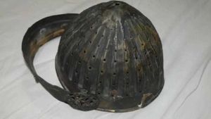 Un coif, turban turcesc cu diademă, găsit de polițiștii în locuința unui bărbat care încerca să îl vândă pe internet cu 5000 de lei