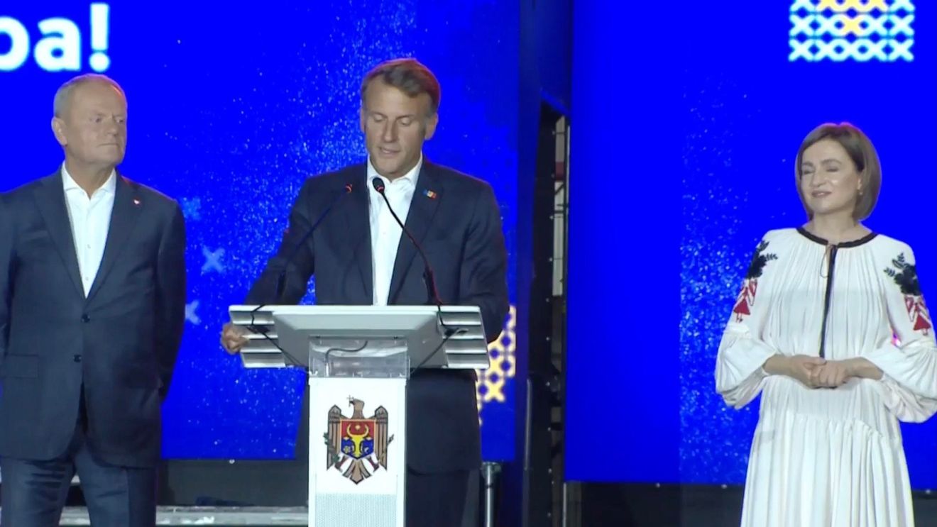 VIDEO Emmanuel Macron și Donald Tusk s-au adresat în limba română moldovenilor, de Ziua Independenței Republicii Moldova / ”Apărați-o cu aceeași hotărâre și sprijiniți-o cu hotărâre pe lidera voastră, Maia Sandu, care este și lidera tuturor europenilor liberi„ / De la eveniment a lipsit președintele României, Nicușor Dan