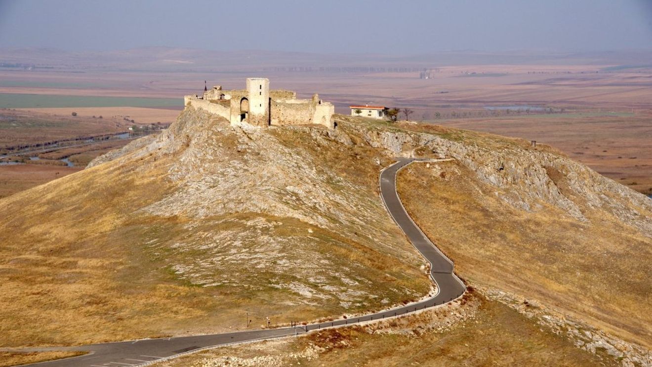 Festivalul Enisala - Unitate la cetate, la finele săptămânii / Cetatea Enisala, unul dintre cele mai vizitate obiective turistice din judeţul Tulcea