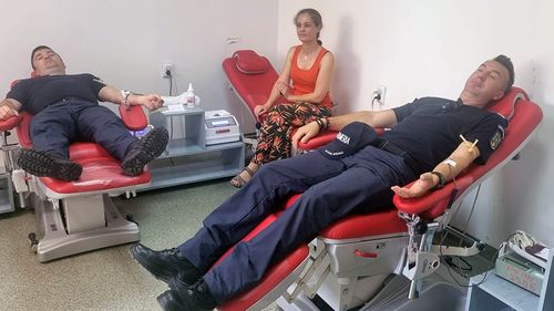 Aproximativ 900 de persoane au donat sânge duminică, în sprijinul victimelor exploziei de la Crevedia/ Printre ei se află și peste 60 de jandarmi