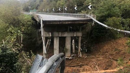 FOTO Un pod s-a prăbușit în Italia din cauza ploilor abundente care au provocat alunecări masive de teren