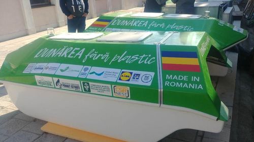 ”Green Cat”, un catamaran care adună gunoaiele din Dunăre, lansat de echipa de robotică ”Helix” din cadrul Bibliotecii Județene din Brăila