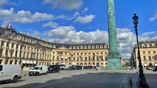 Primăria Parisului va organiza un referendum pentru majorarea “semnificativă” a taxei de parcare pentru SUV-urile grele