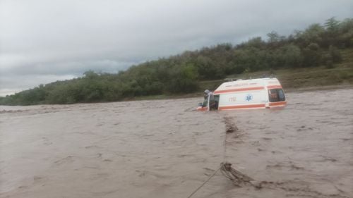VIDEO Imagini dramatice cu salvarea echipajului unei ambulanțe din Galați surprins de viitură într-un sat lovit de inundațiile devastatoare. Autospeciala s-a umplut cu apă și a fost purtată de torenți. „Aici rămânem”