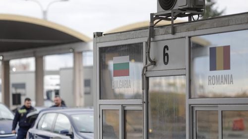 Sute de constănțeni stau la cozi și cumpără țigări cu sacoșa de la magazinul bulgăresc din Vama Veche. Cât costă un pachet