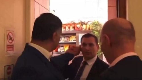 Senatorul USR Sebastian Cernic a depus sesizare pentru agresiune împotriva deputatului PSD Daniel Ghiță, care l-a amenințat și l-a tras de ureche