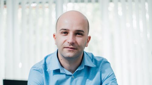 Elevii să se bucure dacă au emoții înainte de examen, pentru că acestea reflectă faptul că creierul și corpul lor sunt pregătite. La fel se simt și campionii – Andrei Miu, profesor de neuroștiințe cognitive