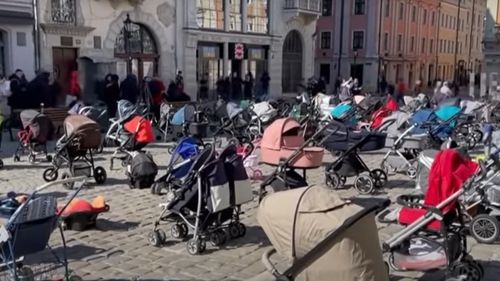 VIDEO 109 cărucioare de copii, goale, în piața centrală din Liov. 109 copii au fost uciși în Ucraina de la invazia rusă