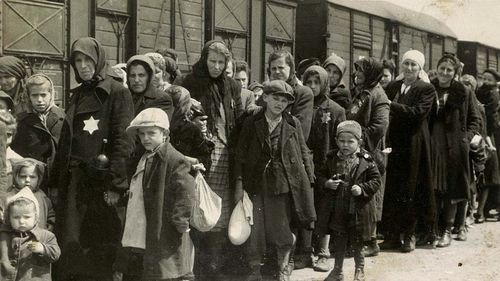 Germania: În urmă cu 80 de ani, din gara Berlin Grunewald, naziștii deportau primii evrei / Inițial au fost transportați în garniturile Reichsbahn-ului. Mai târziu, au fost înghesuiți în camioane pentru vite