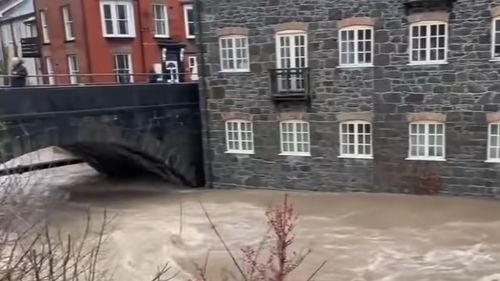 VIDEO Pagube materiale importante provocate de furtuna Franklin în Țările de Jos: copaci căzuți peste case și mașini, drumuri blocate