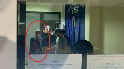 VIDEO A fost reținut primarul din Ştefăneştii de Jos, Ştefan Ionel Robert, acuzat de act sexual cu o minoră