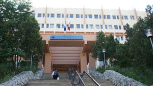ISU Neamţ a montat două corturi în curtea Spitalului Judeţean de Urgenţă Piatra Neamţ, pentru a putea fi preluat numărul mare de pacienţi cu COVID