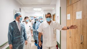 EXCLUSIV SURSE Zeci de radiologi din spitale publice și-au ”vândut parafele” unor clinici private / Interpretarea analizelor este făcută de alți doctori, cu calificări inferioare / Oficial: Cazuri de doctori la Stat care figurează cu program la privat, la zeci sau sute de kilometri distanță