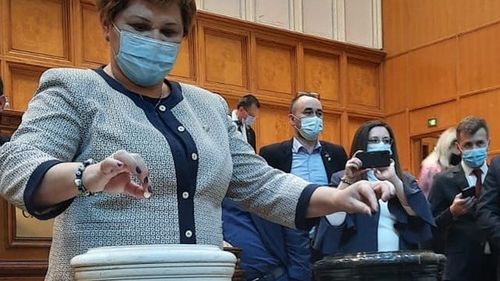 O deputată USR trece la PNL. Cum își justifică Oana Ozmen traseismul: Am ales să merg alături de colegii din PNL pentru care cetățeanul a fost o prioritate / Nu pot rămâne într-o construcție politică fără o strategie și o viziune de viitor