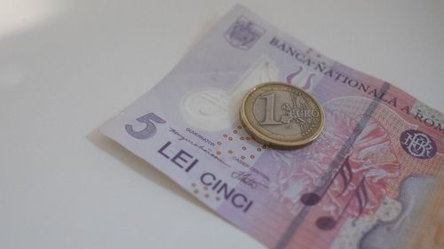 FOTO Euro se vinde și cu 5,2 lei la unele case de schimb și a trecut de 5 lei inclusiv la cumpărare