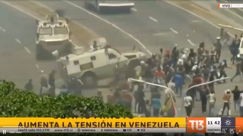 Cel puțin 69 de persoane rănite în violențele din Venezuela. Momentul când un vehicul blindat intră în mulțime/ Pompeo: Maduro a fost sfătuit de Moscova să rămână în țară