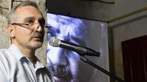 Sociologul Sebastian Lăzăroiu: Din 10 case de sondaje, 8 dau rezultate falsificate. Uitați-vă doar la casele de sondaje care îl dădeau pe Ciucă aproape în turul al doilea. Toate acele rezultate au fost falsificate, cu bună știință, contra bani de la partid