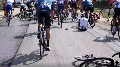 Bicicliști de la Turul României au căzut din cauza gropilor, în județul Satu Mare / Consiliul Județean: Noi am primit banii pentru reparațiile drumurilor, acea rectificare bugetară, acum vreo cinci zile