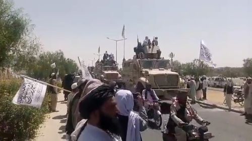 VIDEO Talibanii continuă sărbătorirea retragerii statelor occidentale din Afganistan cu o mare paradă militară în orașul Kandahar, folosind vehicule și echipamente americane
