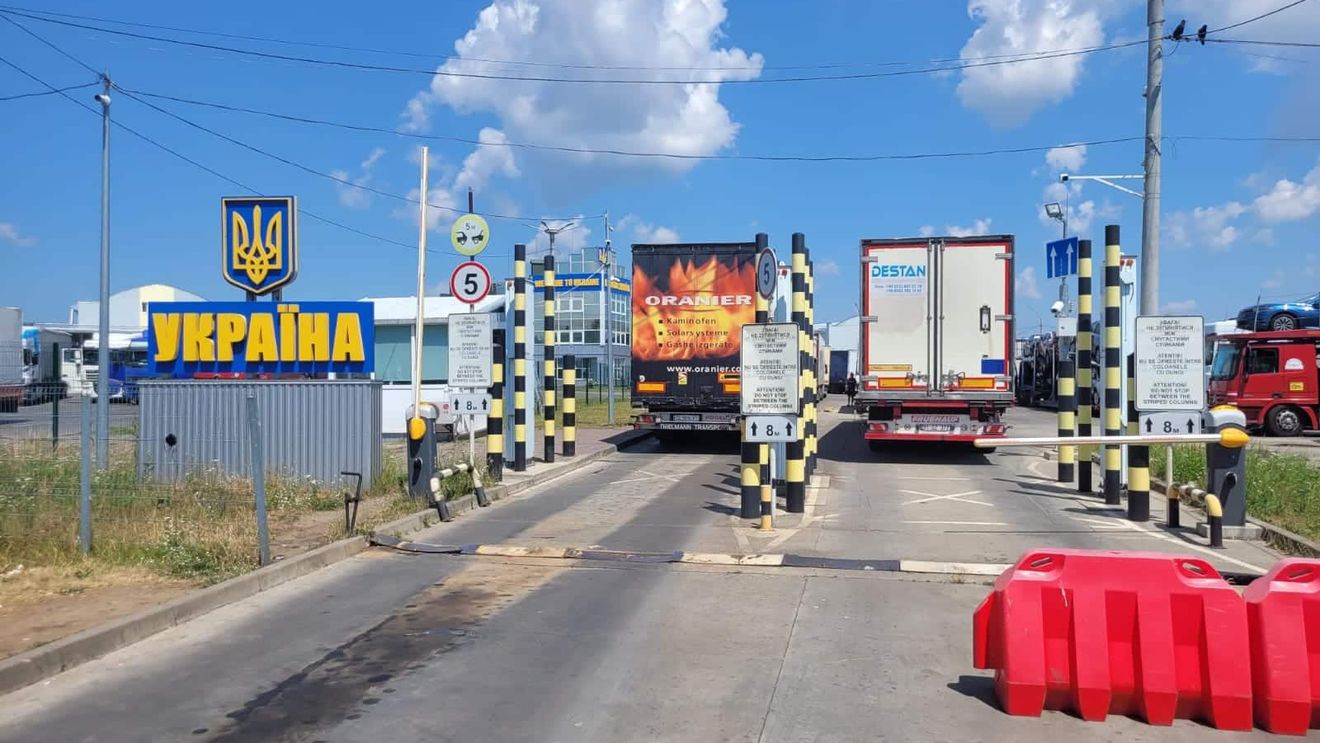 Cozi la intrările din Ucraina în România din cauza penelor de curent care au afectat sistemul informatic ucrainean