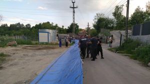 Autorităţile au realizat o linie de apărare pe o lungime de aproximativ 750 de metri pentru a proteja gospodăriile din Praid de viitura formată pe pârâul Corund din cauza prăbuşirii planşeului uneia dintre minele vechi