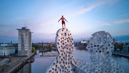 A fost reținut de Poliția din Catalonia, după ce a escaladat fără echipament de protecție una dintre cele mai înalte clădiri din Europa: Hotelul Melia din Barcelona