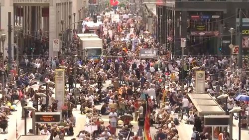 Nou protest la Berlin împotriva restricțiilor impuse în pandemie. Participă și nepotul fostului președinte JF Kennedy, cunoscut anti-vaccinist