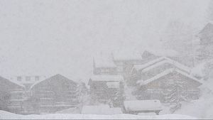 Avertizare meteo: ploi torenţiale, vânt puternic şi ninsoare la munte până duminică dimineaţă