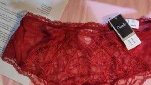 Protest inedit al proprietarilor de magazine din Franța închise din cauza carantinei: I-au transmis premierului francez lenjerie intimă prin poștă