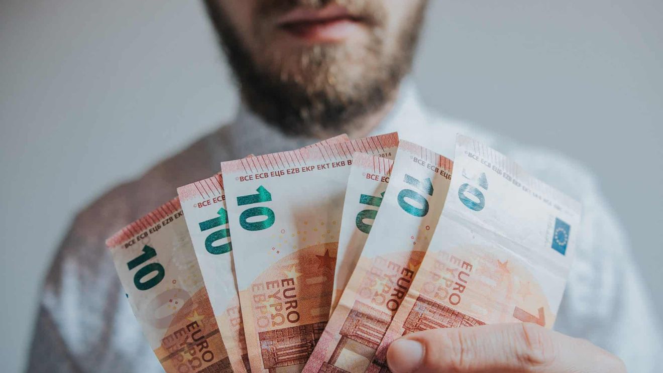 Trei cetățeni români, acuzați că au falsificat 1200 de dosare de alocație și că au deturnat 1,7 milioane de euro de la statul francez