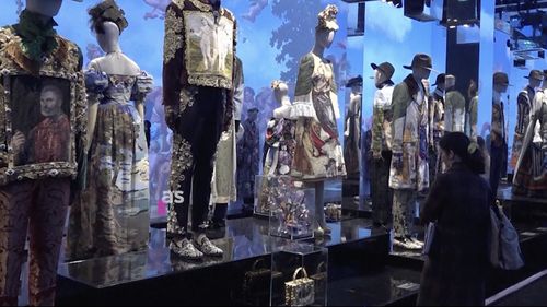 Pentru prima dată în istoria brandului italian de 40 de ani, Dolce & Gabbana expune în capitala franceză a modei