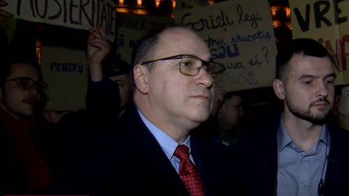 Ministrul Educației a mers în mijlocul studenților care protestau în Piața Victoriei / Mihai Dimian, criticat pentru reducerile de burse