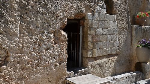 VIDEO UPDATE Credincioșii au primit Lumina la Ierusalim/ Cum este verificat Mormântul Sfânt înaintea procesiunii religioase a Învierii