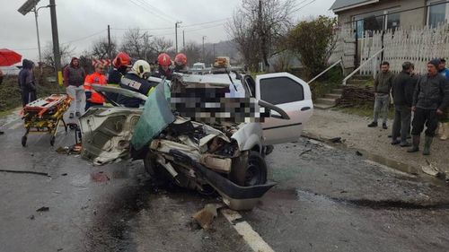 Doi morți într-un accident petrecut între Bacău și Moinești / Ciocniră frontală între un autocamion și un autoturism