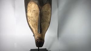 O mască ritualică africană a devenit miza unei bătălii legale cu milioane de euro în joc, după ce a fost scoasă la licitație în Franța