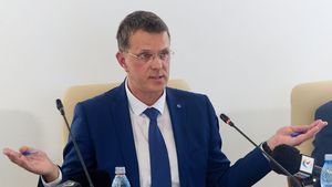 Ministrul Apărării Naţionale, critici la adresa șefei magistraților care a spus că 11.000 de lei este o pensie mică: ”Este total decuplată dânsa de realităţile României. Pare că nu înţelege cu câţi bani trăiesc oamenii”