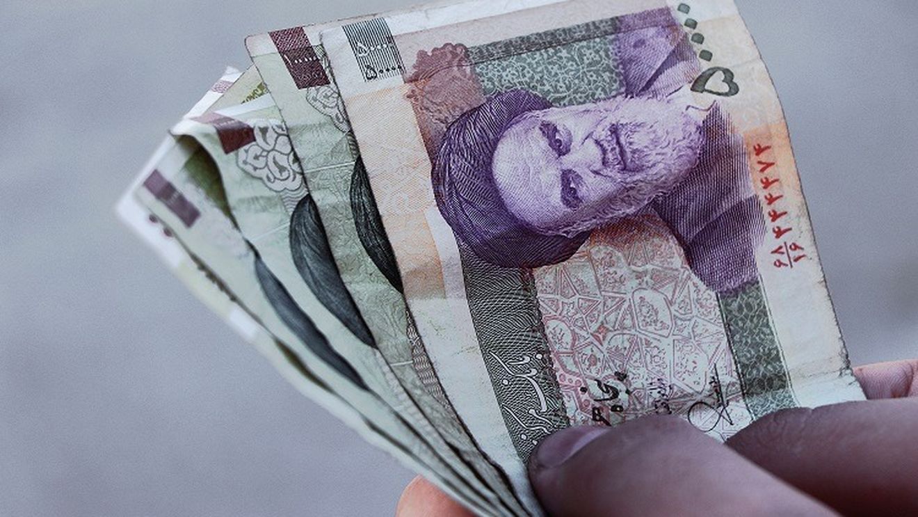 Guvernatorul băncii centrale a Iranului dă vina pe protestele antiguvernamentale pentru scăderea monedei iraniene la minime record / Dolarul s-a vândut cu până la 395.600 de riali pe unitate