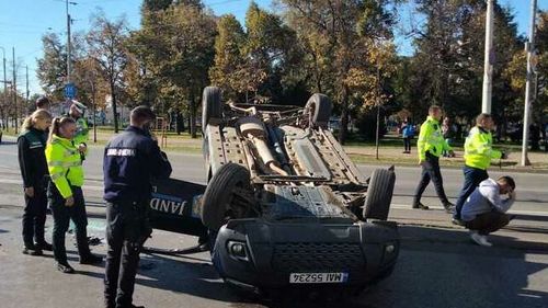 Trei persoane au fost rănite, din care două au ajuns la spital după ce o mașină a Jandarmeriei s-a ciocnit cu un autoturism într-o intersecție aglomerată din Iași